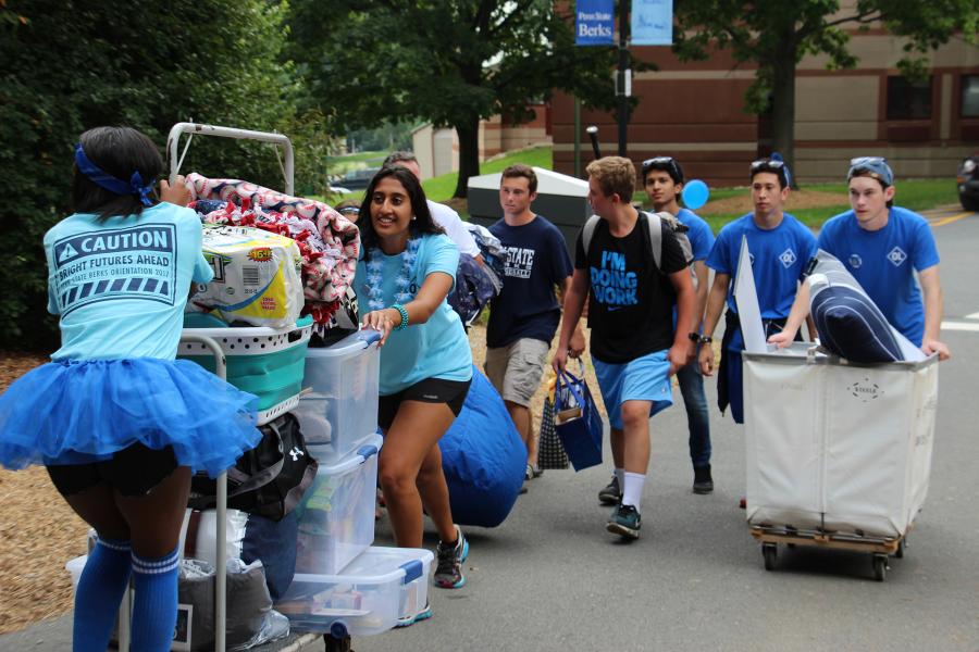 students and orientation leaders having fun moving in