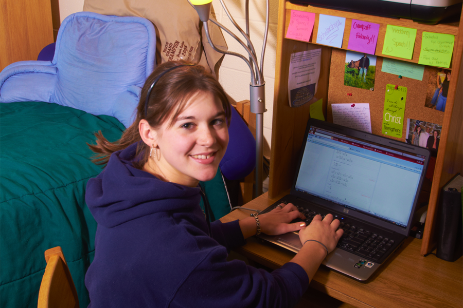 student at desk in Penn Gate II bedroom