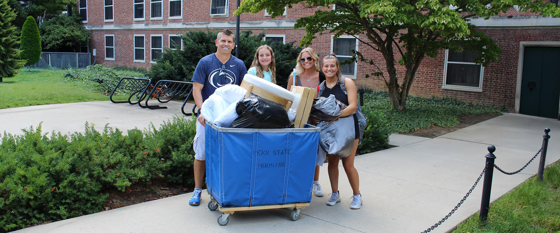 Family moving into residence hall